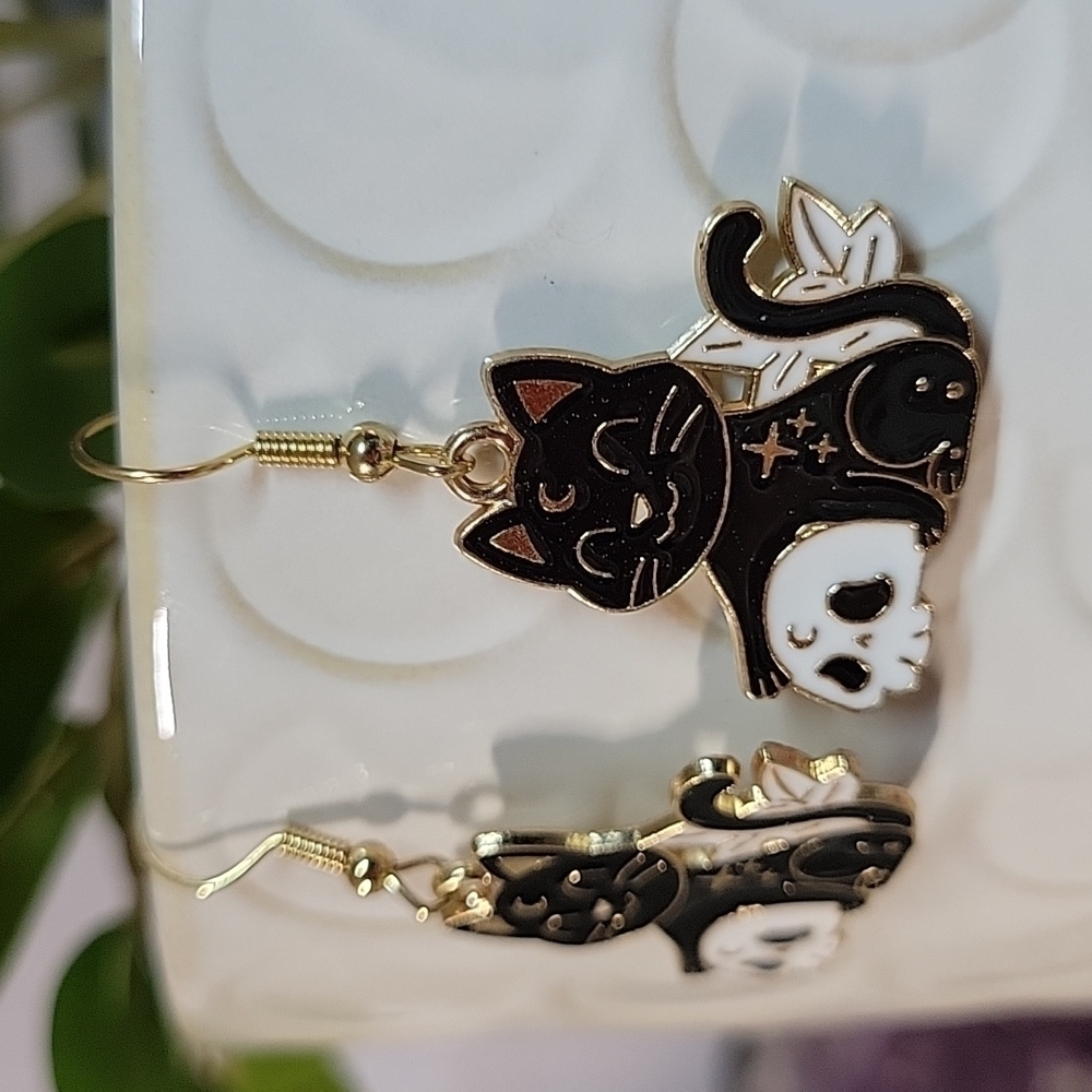 š„LAST PAIRš„ Witchcraft Kitty Skull Dangle Earrings - Picture 5 of 5